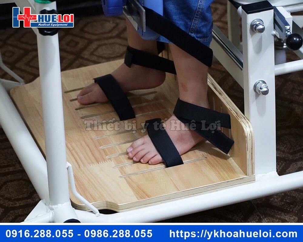 Ghế hỗ trợ tập đứng cho trẻ bại não