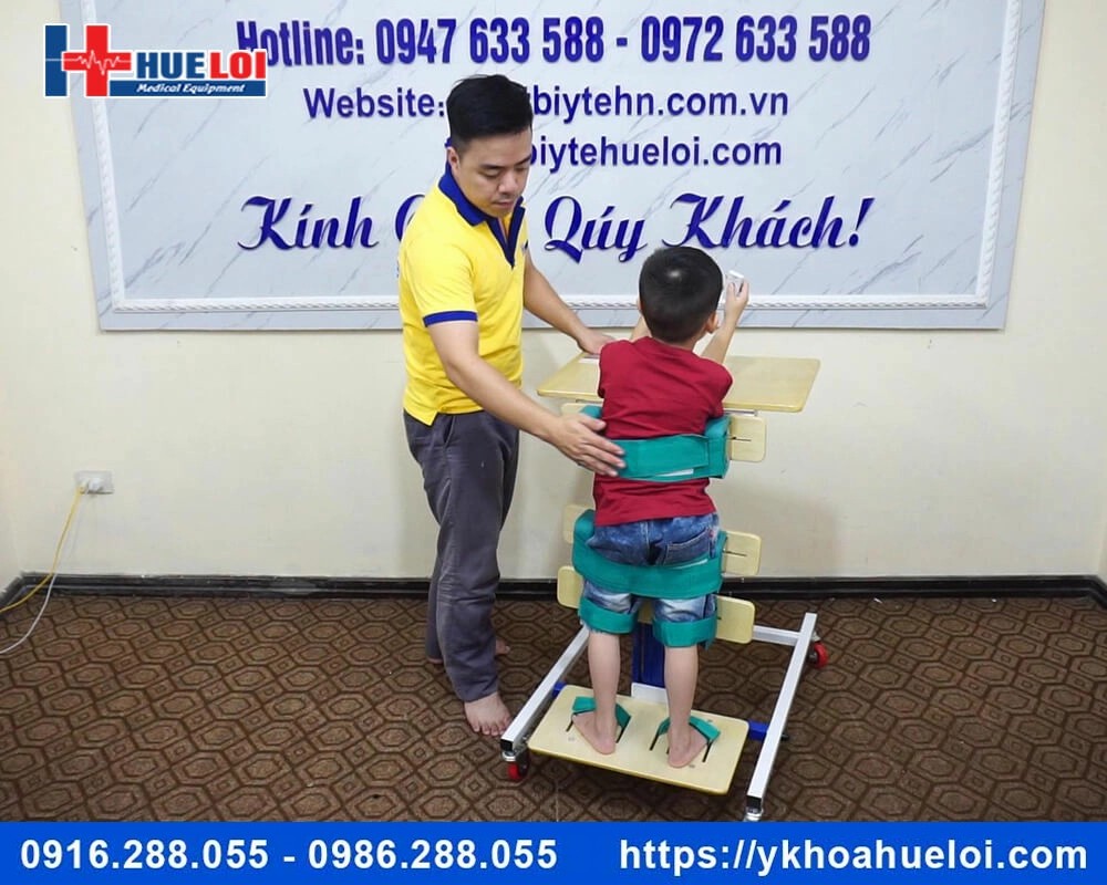 Khung tập đứng cho trẻ bại não