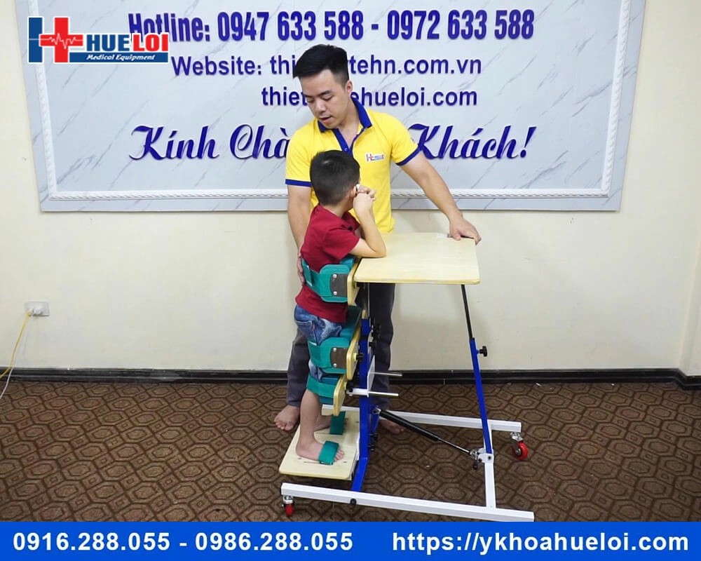 Khung tập đứng cho trẻ bại não