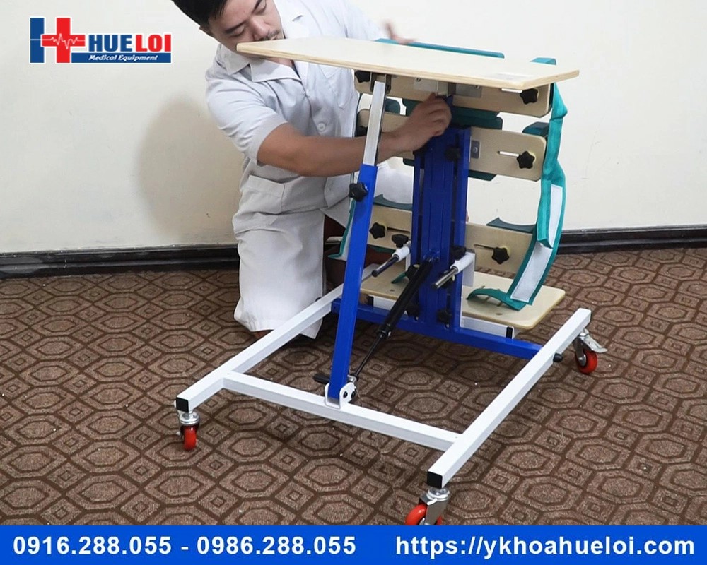 Khung tập đứng cho trẻ bại não